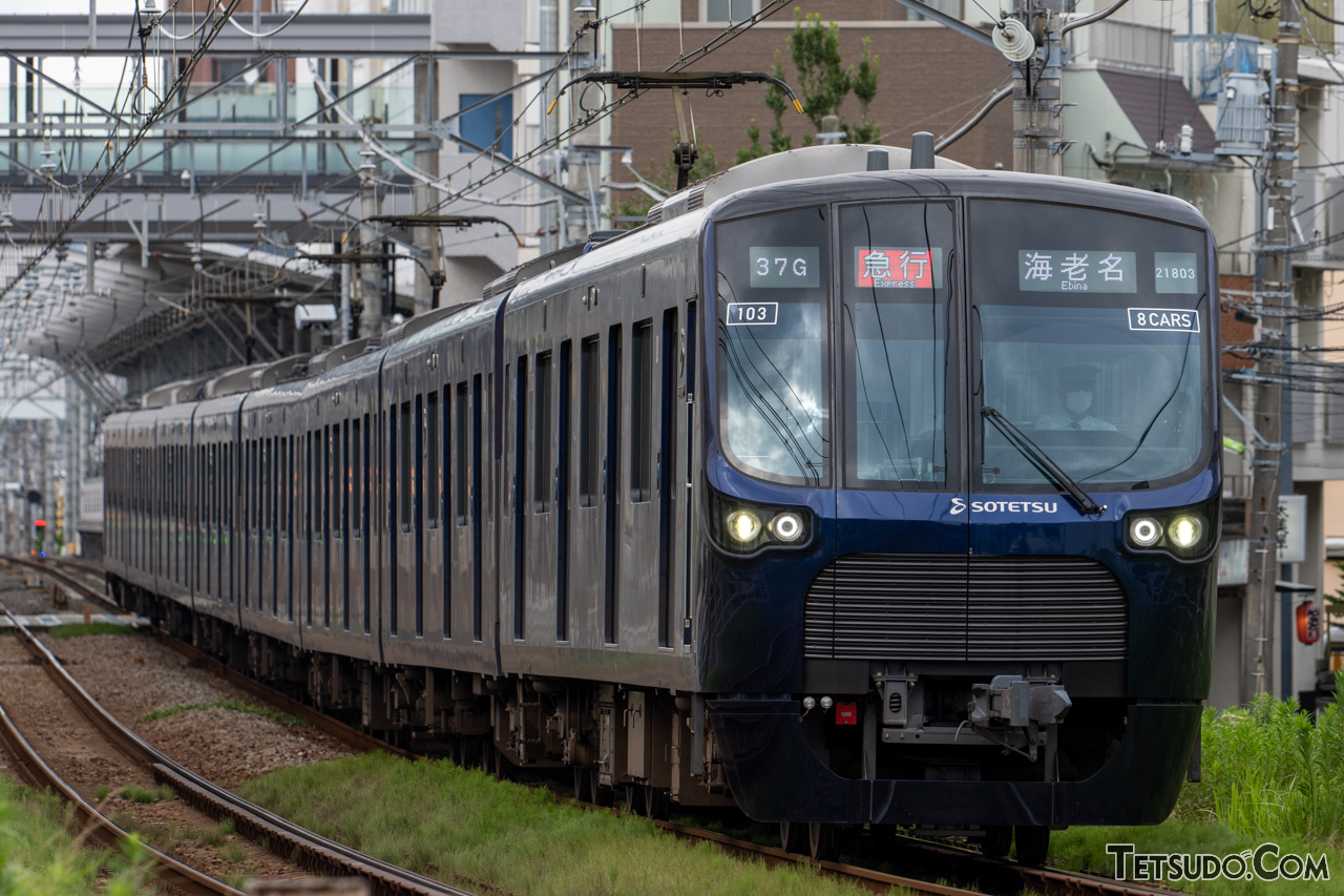 東急目黒線を走る相鉄車の海老名行き列車