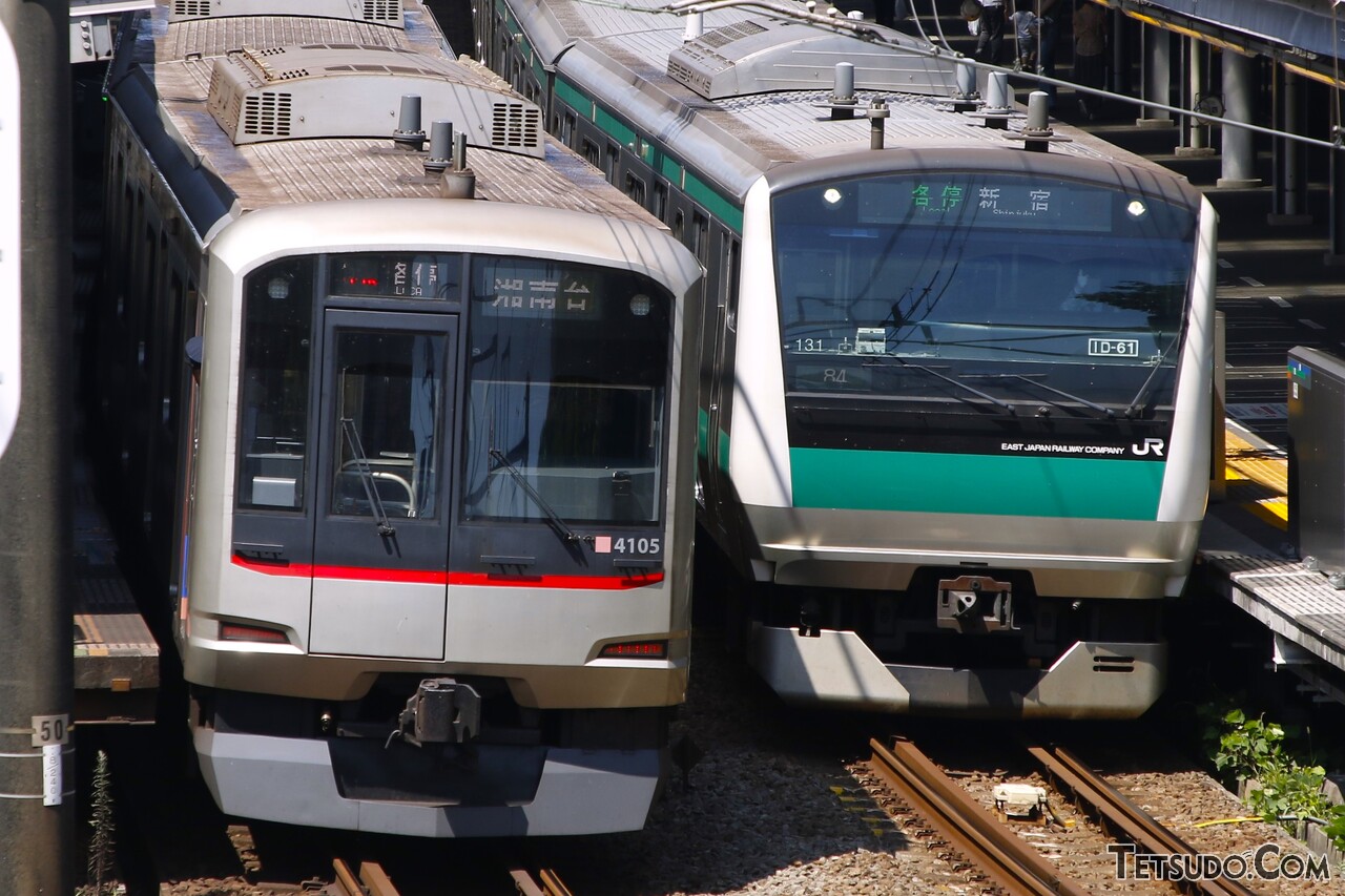 相鉄線内ですれ違う、東急5050系（左）と埼京線用E233系（右）
