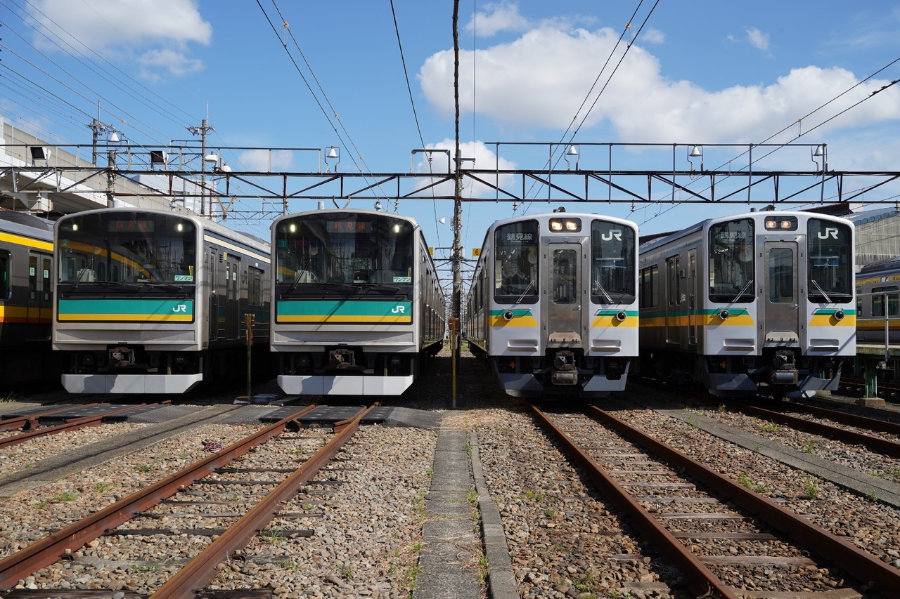 南武支線用のE127系（右2本）。左2本は、E127系が置き換えた同線用の205系です（HIGE-KEI2さんの鉄道コム投稿写真）