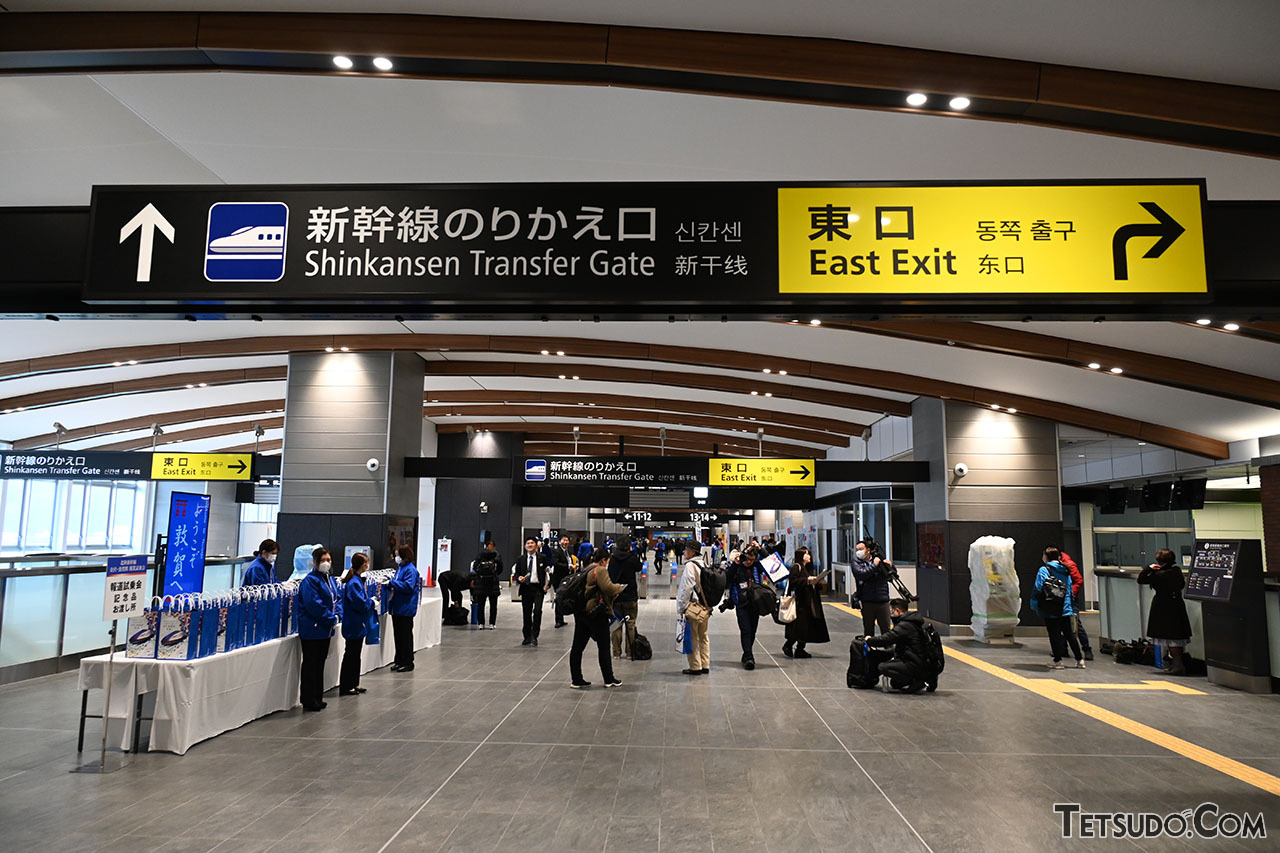 新幹線駅舎コンコースの在来線改札内
