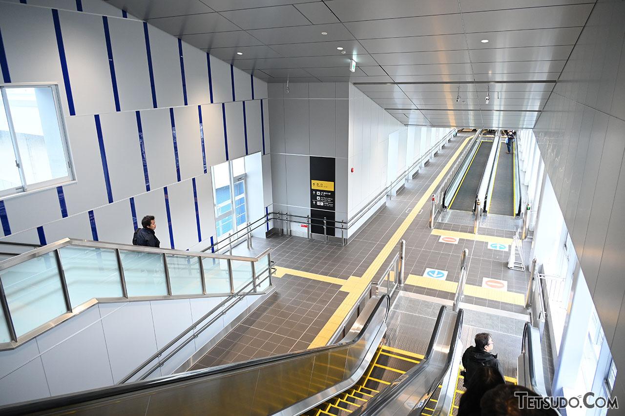 従来の駅と新幹線駅舎を結ぶこ線橋