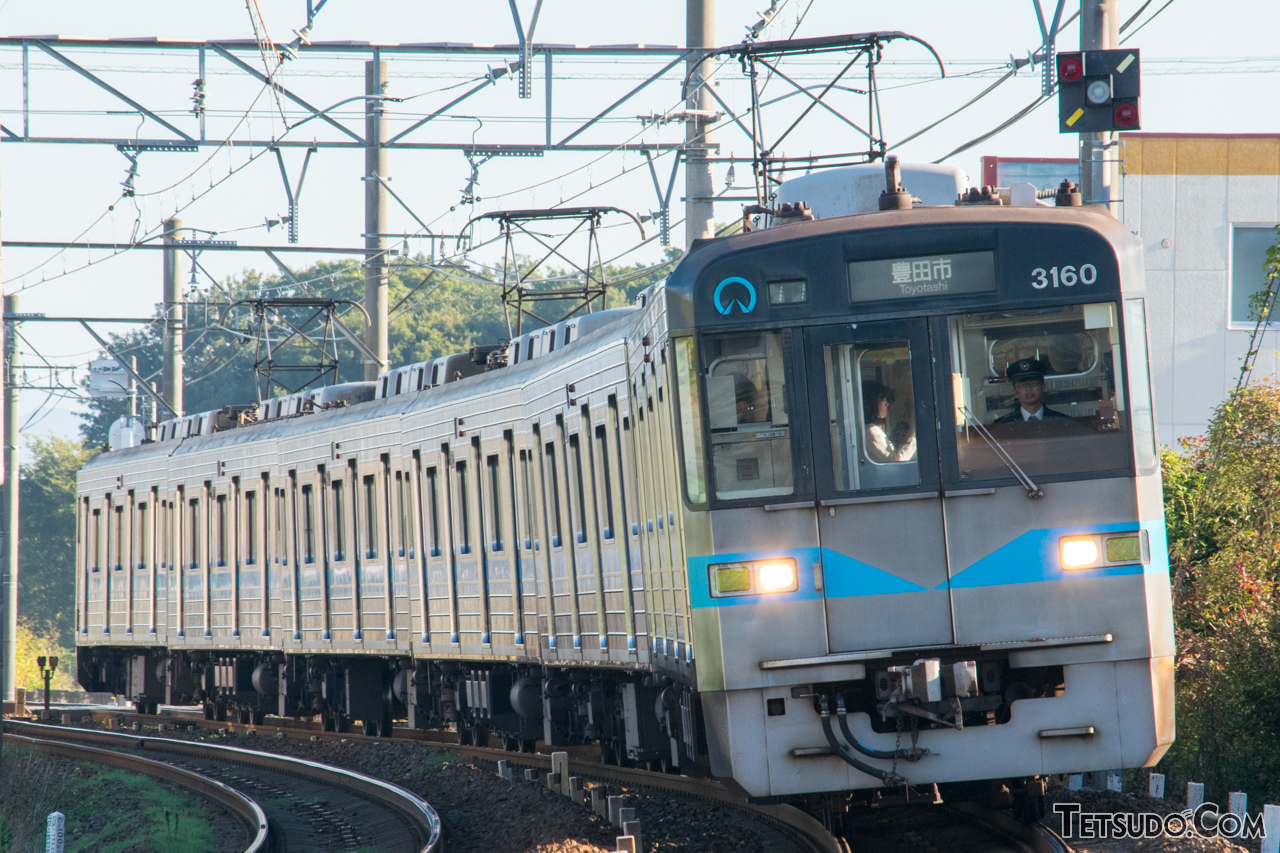 名鉄犬山線に乗り入れる名古屋市営地下鉄鶴舞線の車両。春のダイヤ改正で直通運転は縮小されます