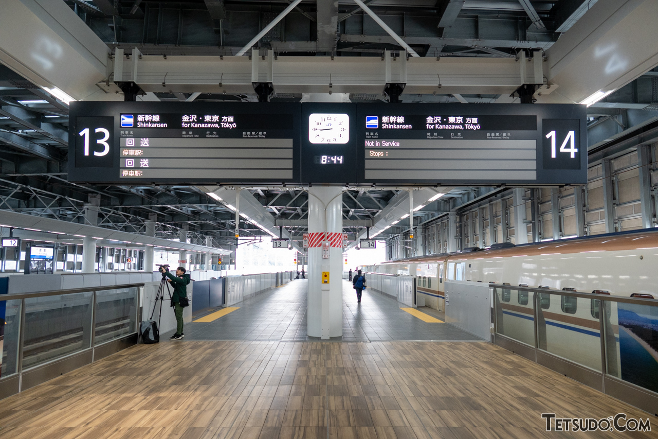 敦賀駅の新幹線ホーム。現在は3階の2面4線全てが新幹線用ですが、フリーゲージトレインが導入されていれば、外側2線（画像では右側）がフリーゲージトレイン用となる予定でした