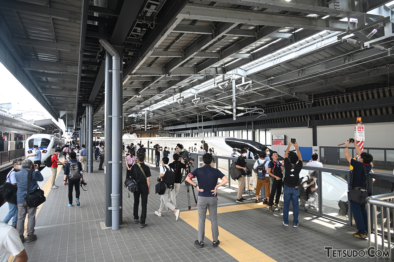 西九州新幹線の武雄温泉駅では、新幹線と在来線特急が対面で接続しています。かつては新八代駅でも同様の方法が採用されていました