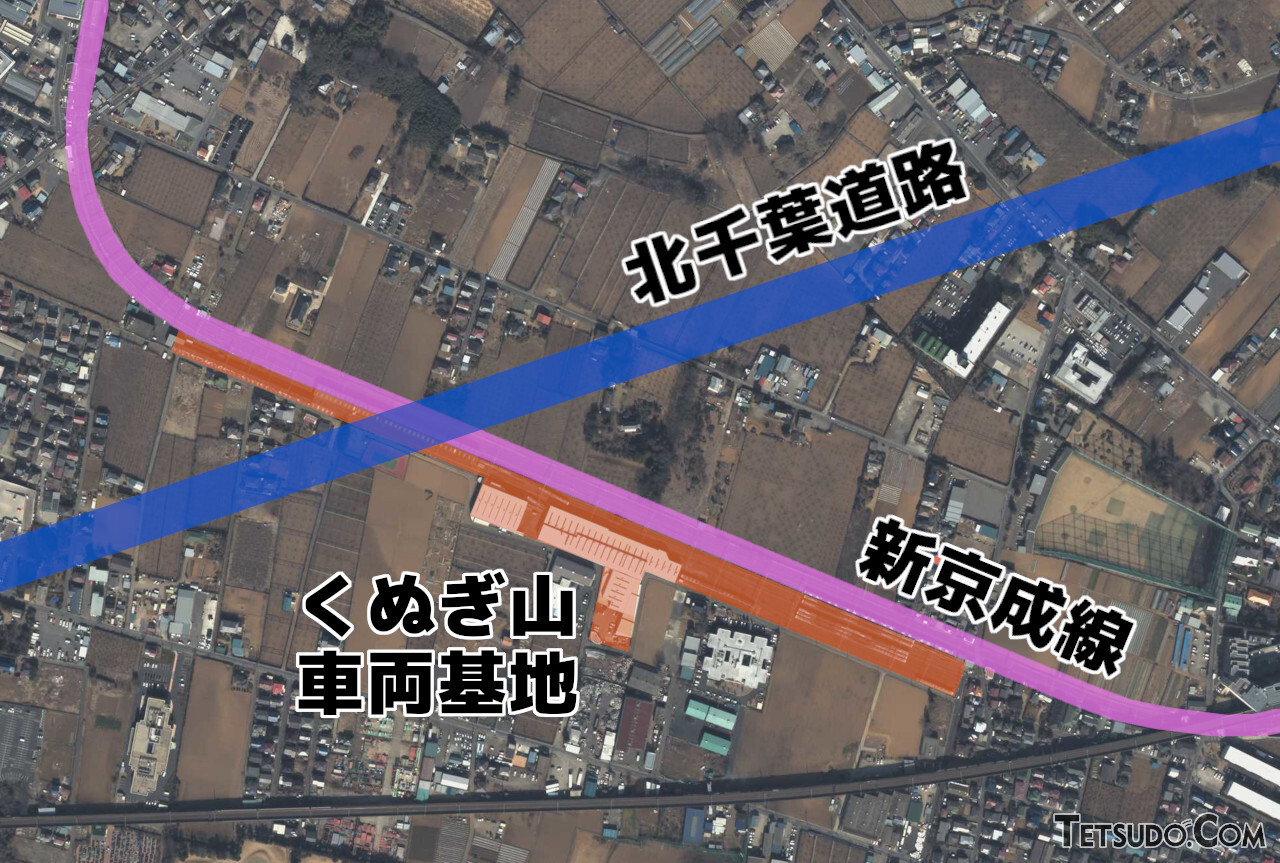 くぬぎ山車両基地の敷地を横切る計画の北千葉道路のイメージ（鎌ヶ谷市、松戸市の都市計画図を基に、2013年撮影の国土地理院の空中写真に加筆）