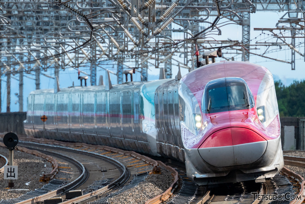 東北・秋田新幹線の「はやぶさ」「こまち」。東京～盛岡間で連結して走り、宇都宮～盛岡間では最高時速320キロで走ります