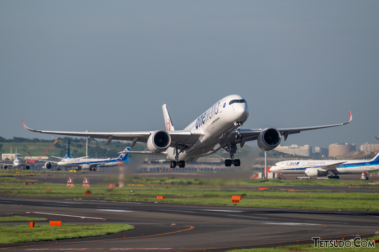 離着陸時には時速250～300キロ程度を出す旅客機。条件が良いと、巡航中の対地速度では時速1000キロ超えとなることも