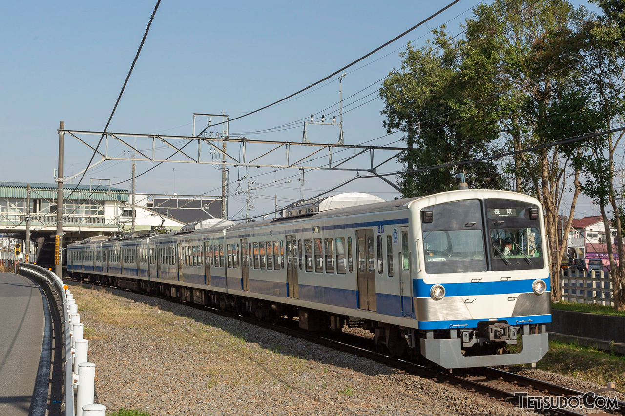 こちらは伊豆箱根鉄道カラーの編成