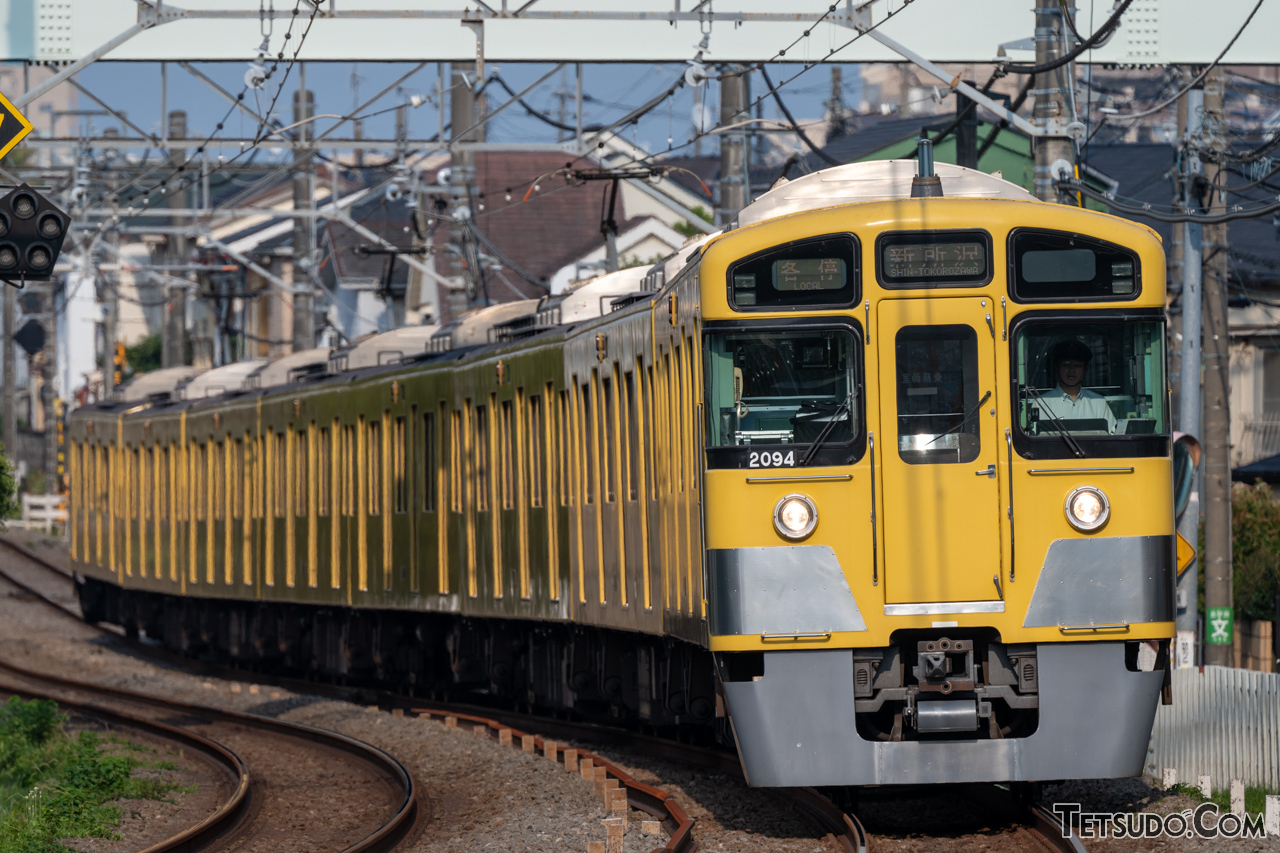 新宿線を走る新2000系