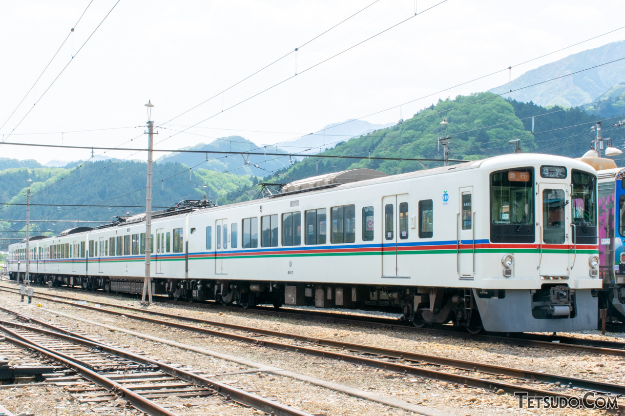 西武4000系。飯能～西武秩父間のほか、秩父鉄道線への直通列車でも使用されています