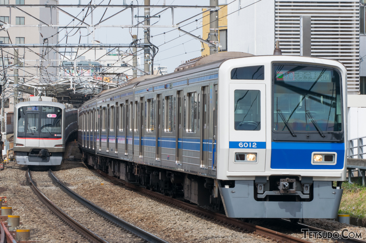 東急東横線に乗り入れた西武6000系（右）