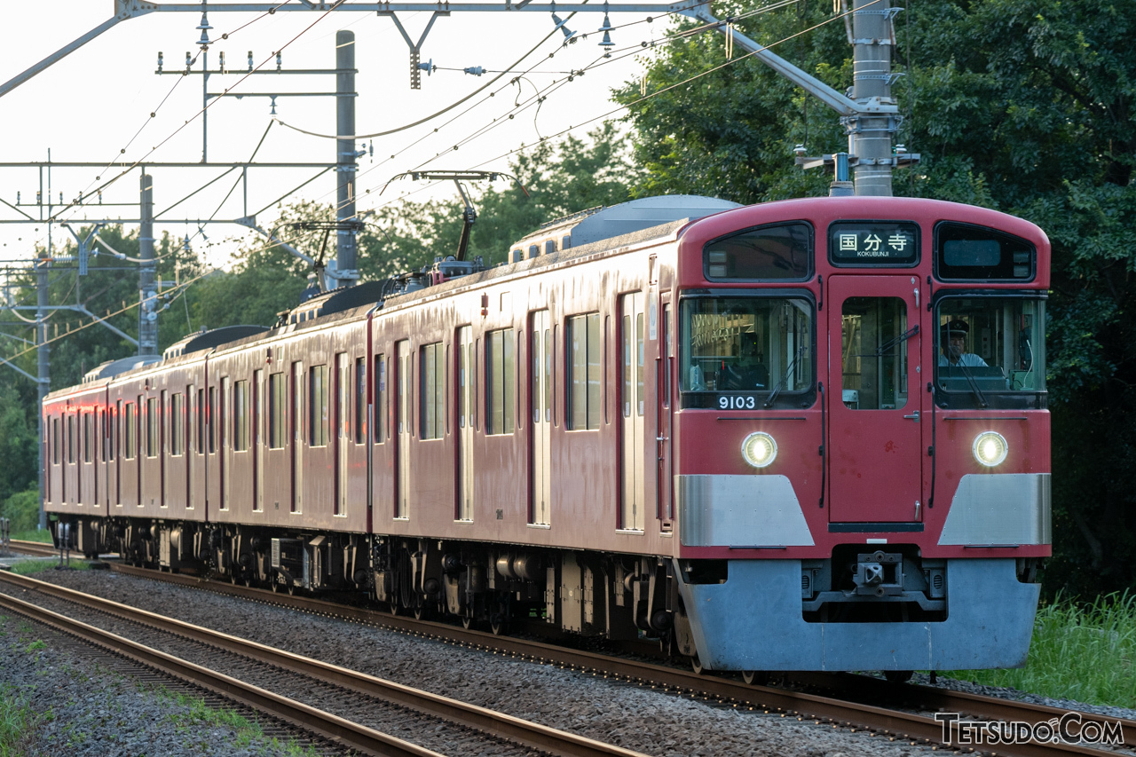 上の京急風塗装となっていた9103編成も、今は赤一色（色褪せてピンク色のようになっていますが）の塗装で活躍しています