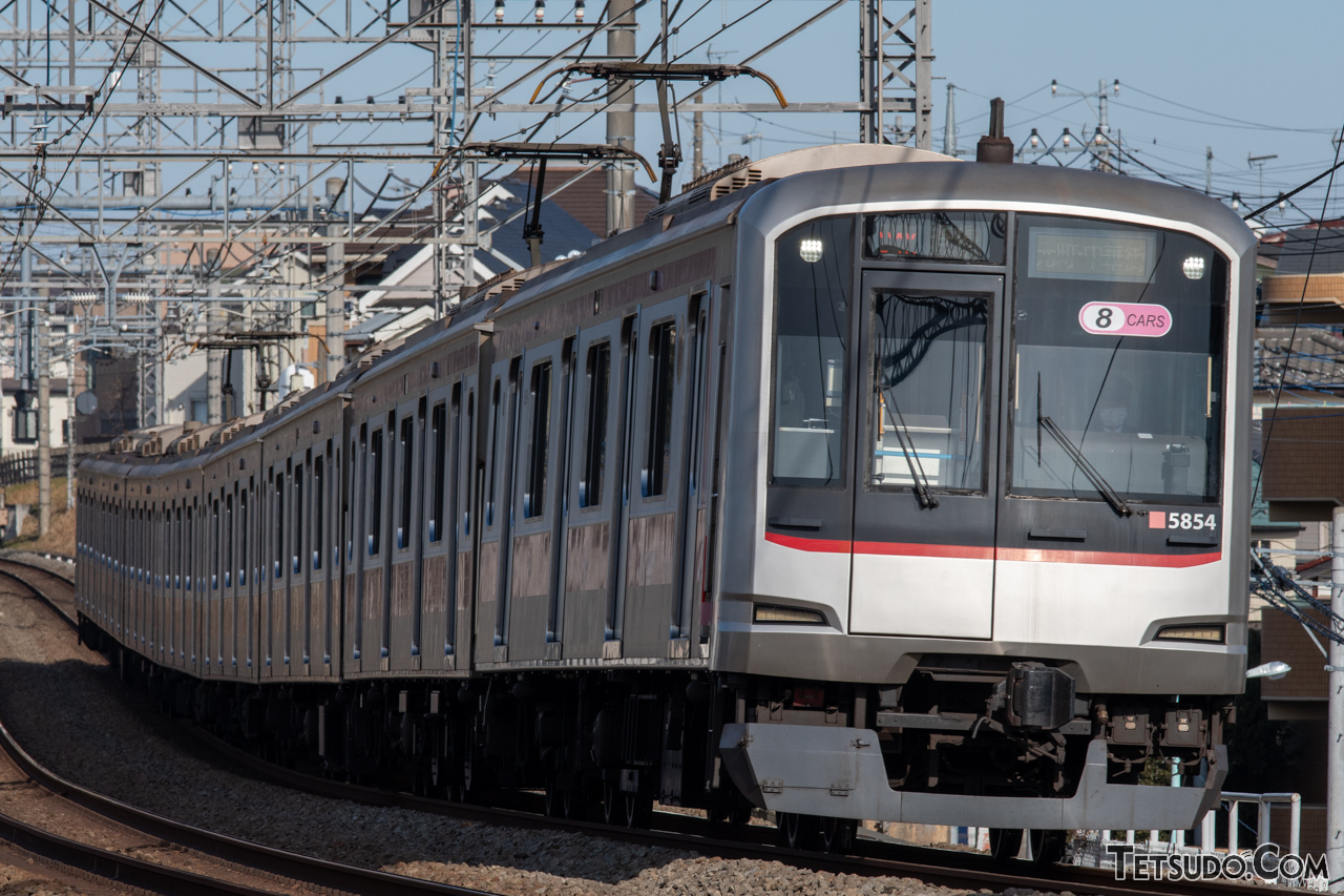 東横線用の5050系。みなとみらい線、東京メトロ副都心線、東武線、西武線などにも乗り入れています