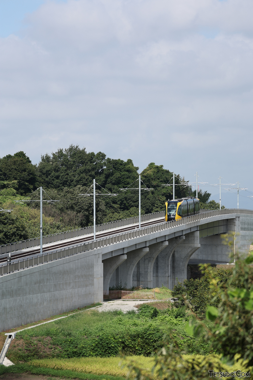 鳥や飛行機向けといった印象を持つ「RF200-800mm F6.3-9 IS USM」ですが、鉄道の風景写真撮影でも活用できます。描写についても、手前の木のボケは綺麗に出ています