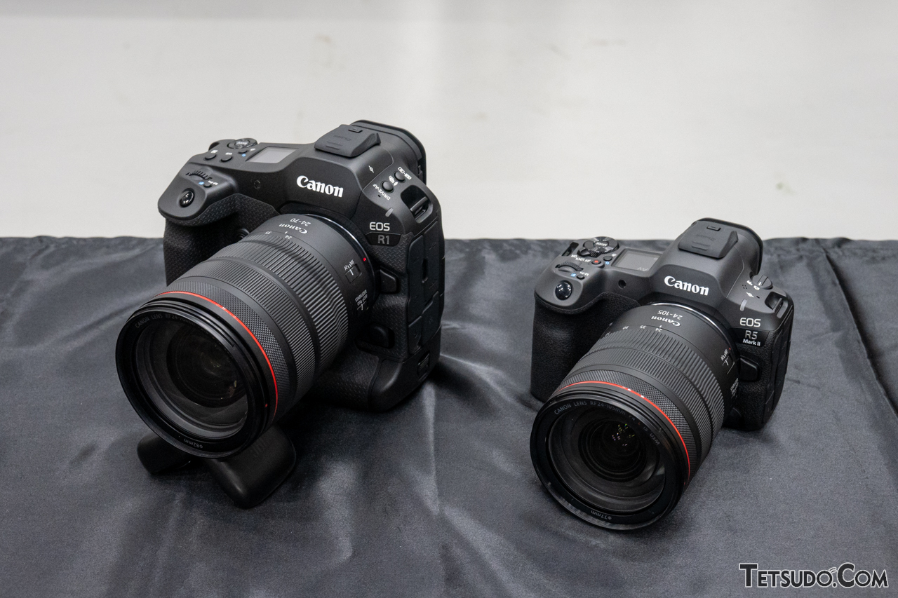 「EOS R1」（左）と「EOS R5 Mark II」（右）