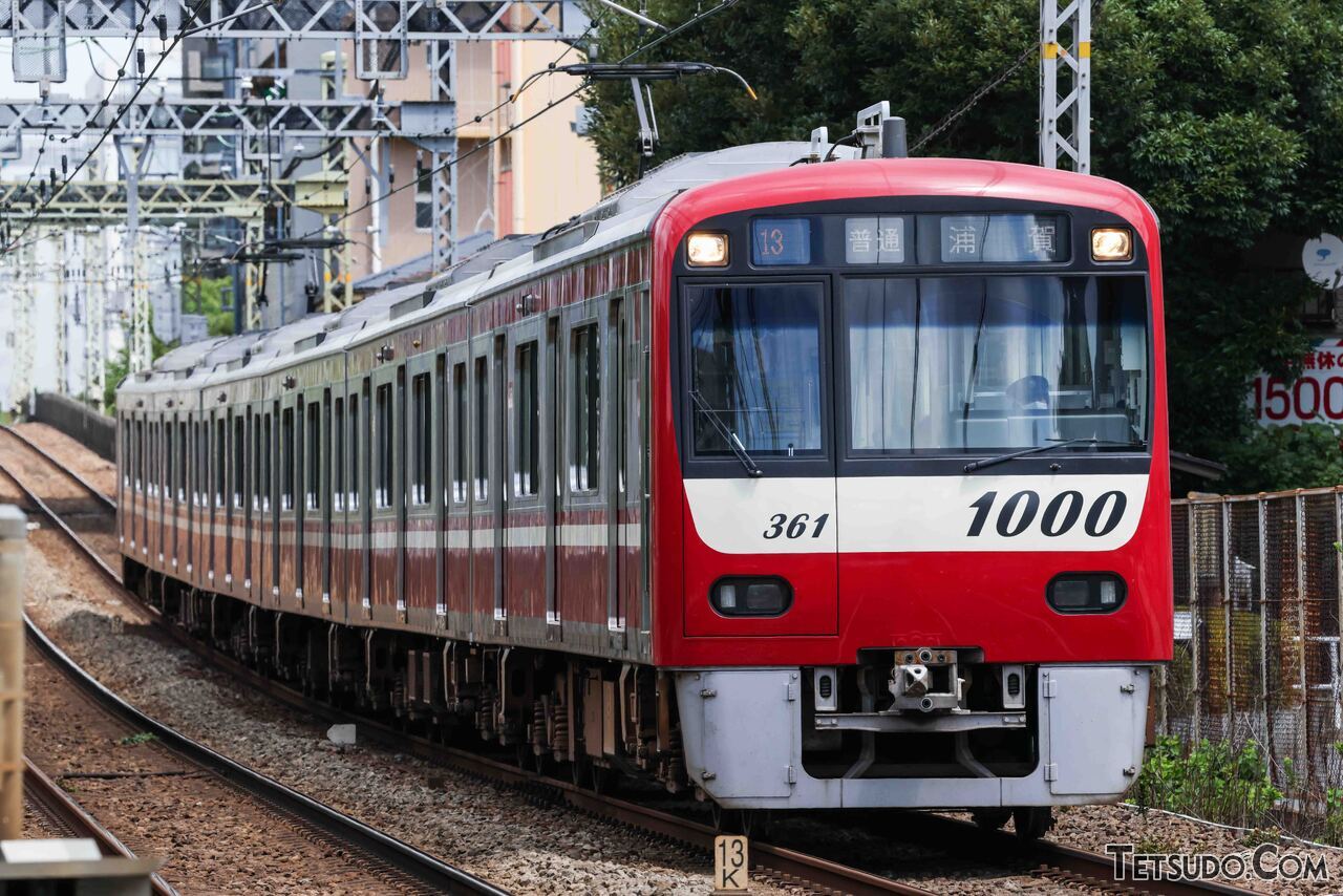 電子シャッターで撮影した普通列車。速度が遅いためか、正面がちに撮影すれば、歪みはあまり気になりません