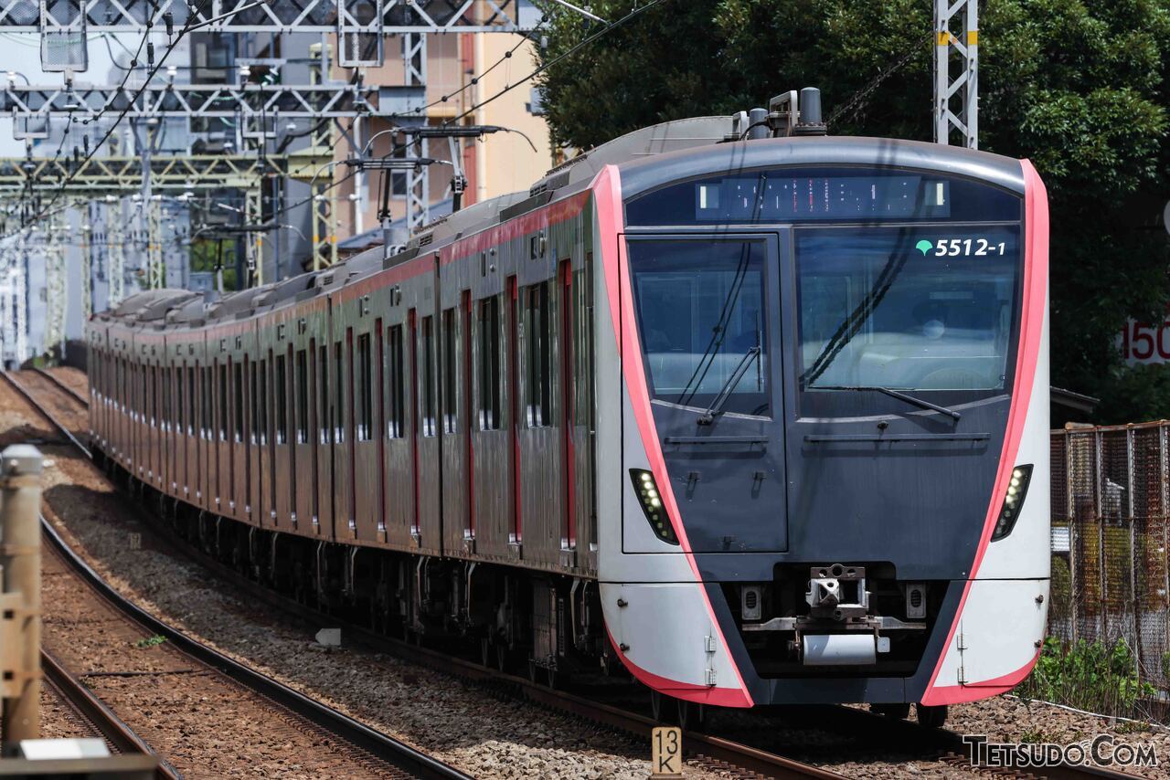 速く走る優等列車も電子シャッターで撮影。こちらも気になるレベルの歪みは現れませんでした