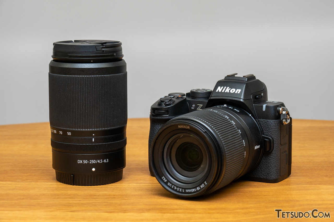 「NIKKOR Z DX 18-140mm f/3.5-6.3 VR」を装着した「Z50II」（右）と、望遠レンズ「NIKKOR Z DX 50-250mm f/4.5-6.3 VR」（左）。今回は、主にこの2本のレンズで撮影しました