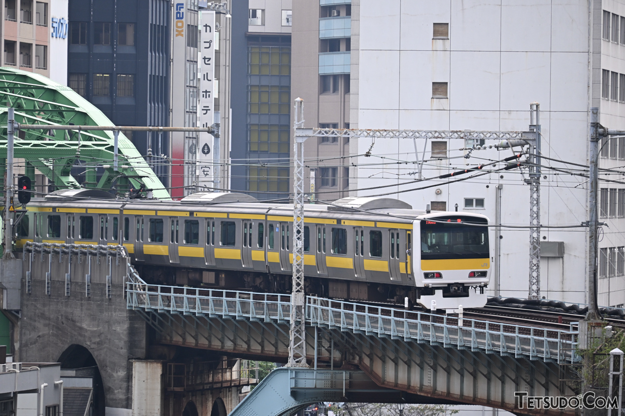 焦点距離250mm（フルサイズ換算375mm）で撮影。上の写真の中央に写る橋を拡大したものです。上で挙げた軽量レンズ2本の組み合わせでも、ここまでの範囲で撮影できます