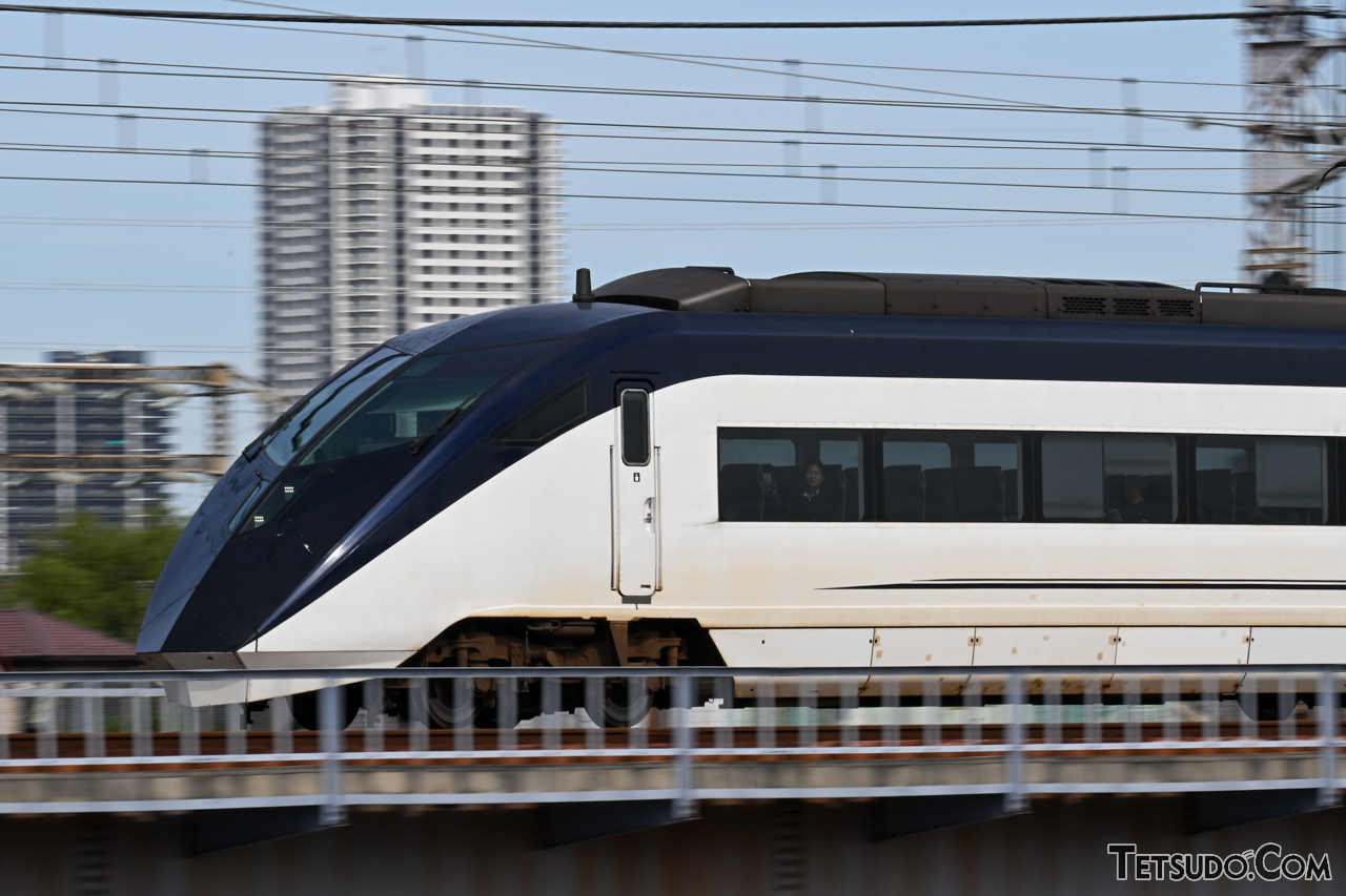 列車を「流し撮り」しましたが、しっかりとピントを合わせ続けてくれました