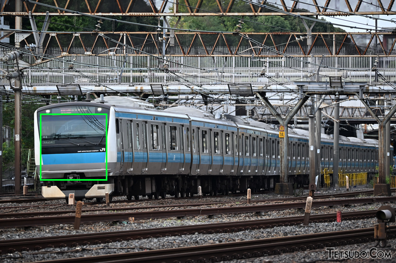 被写体認識AF機能のイメージ（画像は合成）。「乗り物」モードを選んだ場合、車両の先頭部を認識し（緑枠）、ピントを合わせ続けてくれます