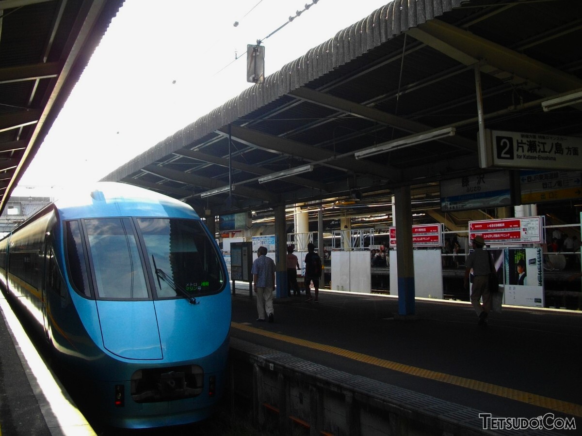 小田急藤沢駅でのロマンスカー。写真は臨時特急「メトロ湘南マリン号」