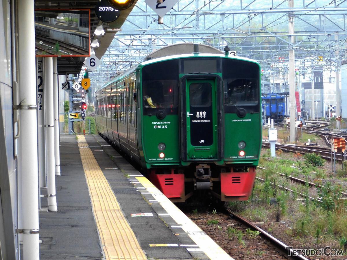 早岐駅で向きを変えて発車する佐世保行き「みどり」