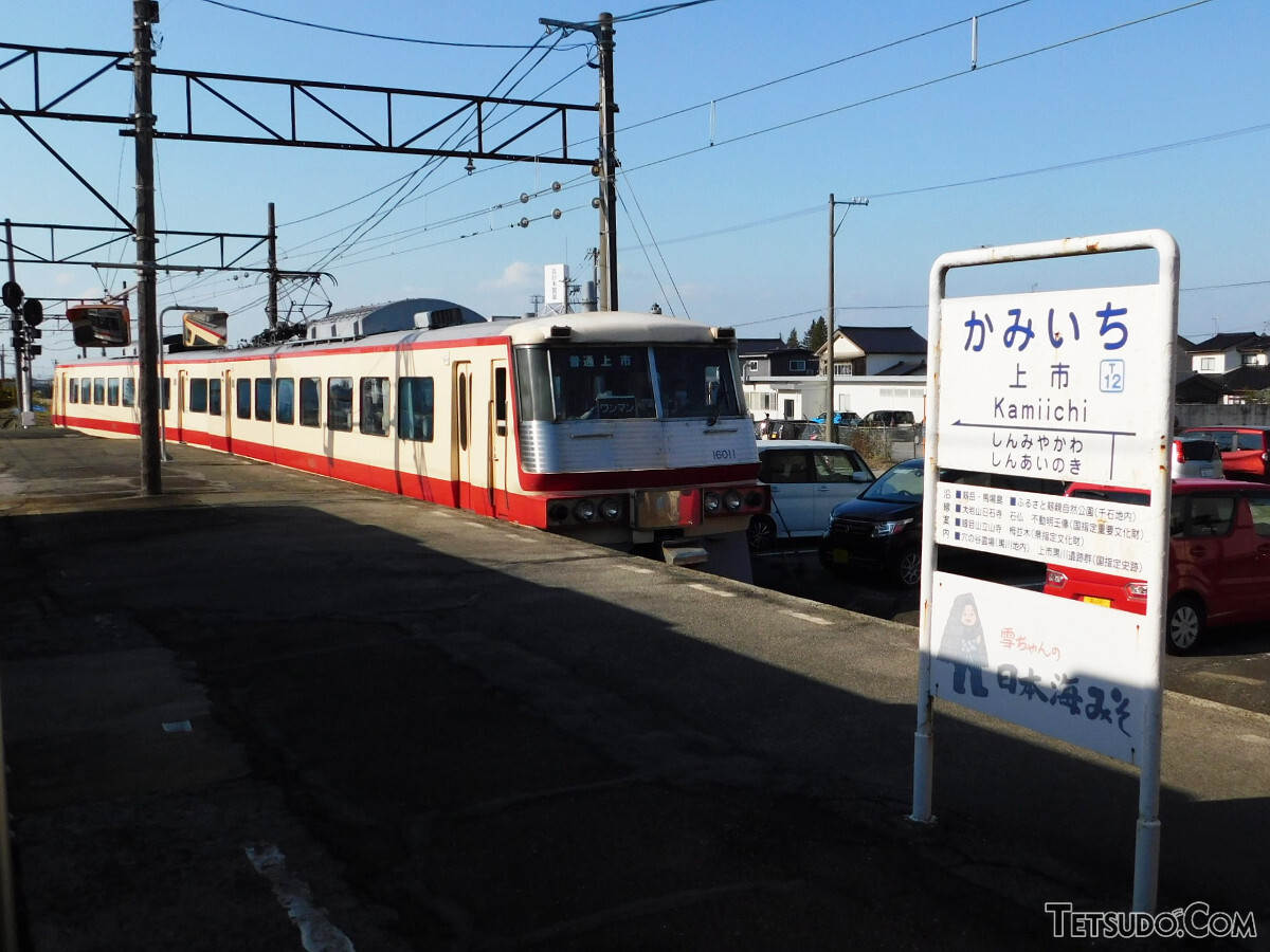 上市駅での富山地方鉄道16010形。当駅止まりの列車であれば座席の向きを気にする必要はありません