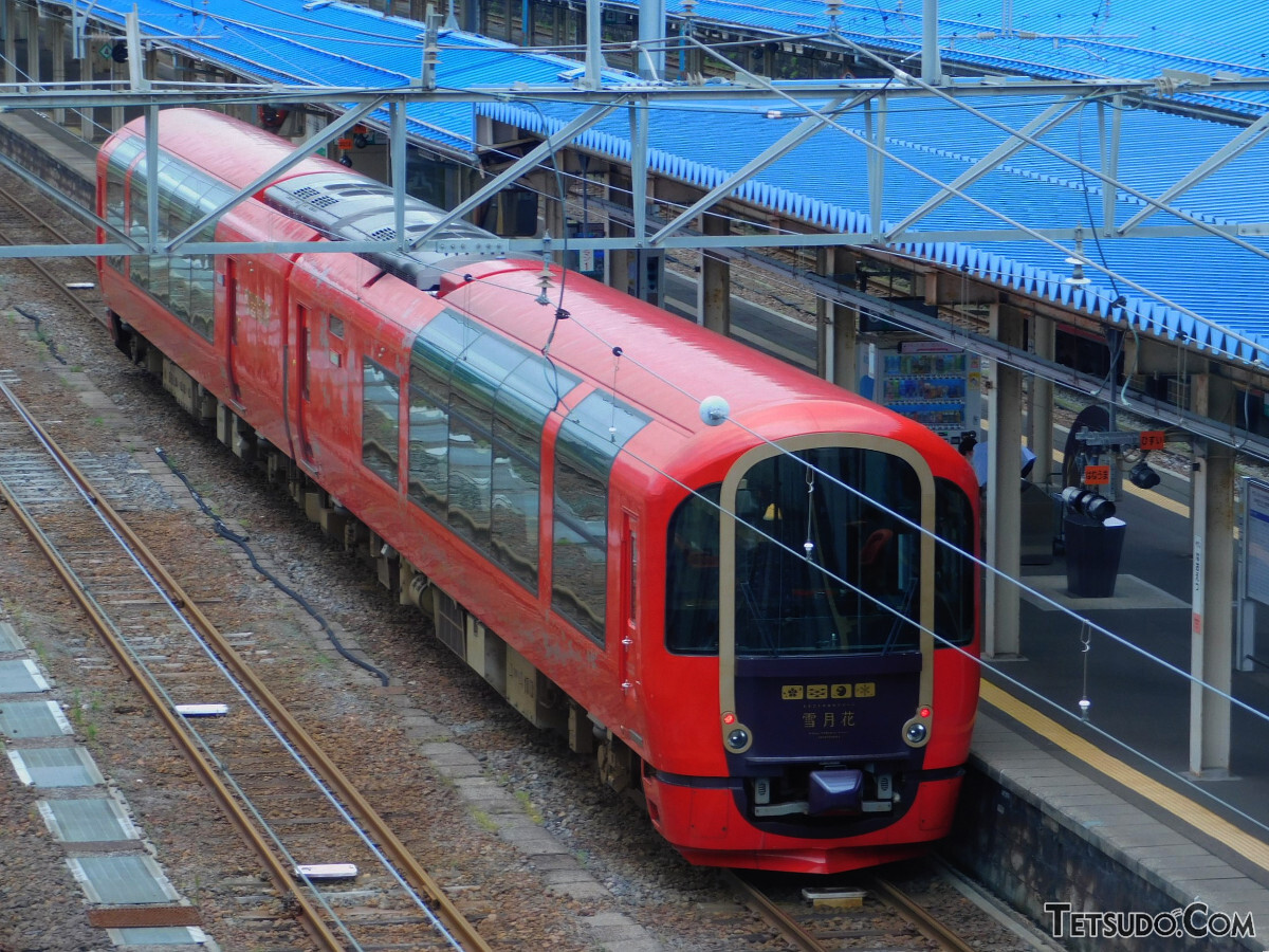 直江津駅に停車中の「えちごトキめきリゾート雪月花」