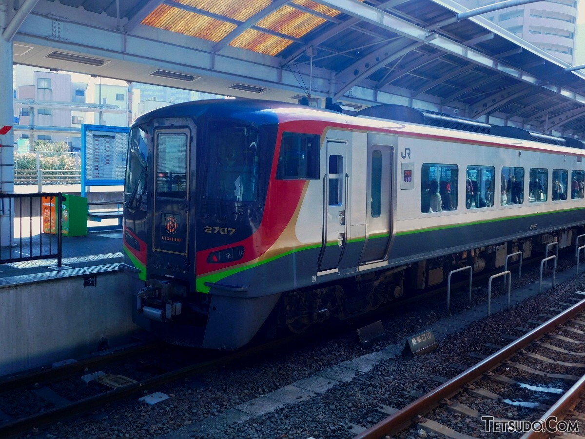 高松駅での特急「うずしお」。岡山～徳島間を結ぶ列車の場合、当駅のほか宇多津駅でも方向転換します