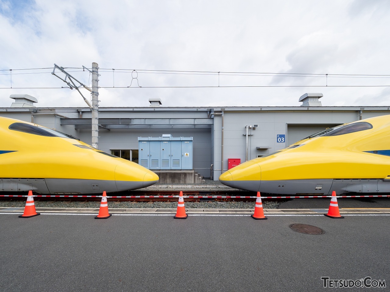 今回の目玉「ドクターイエロー」。左がT4編成、右がT5編成です