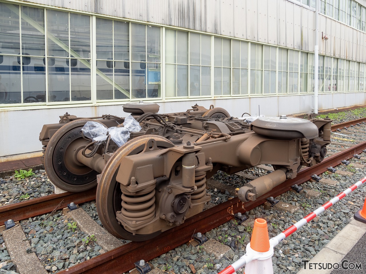 新幹線の台車。ふだんは車体やカバーに隠れているので、じっくり見ることはできません