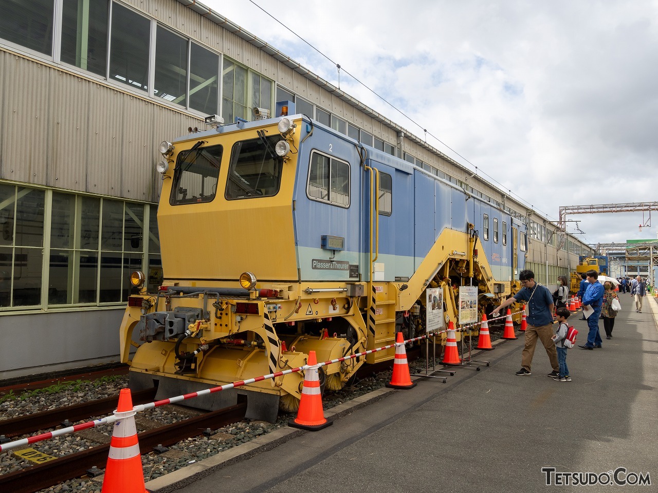 バラスト整理車の反対側には、軌道を清掃するブラシが装備されています