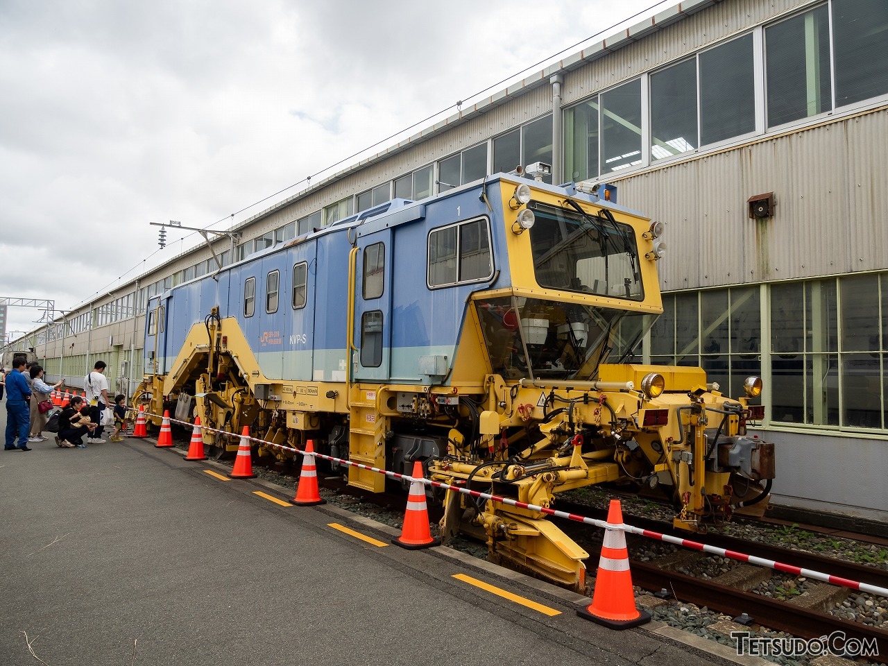 こちらは「バラスト整理車」という保守車両で、バラスト（砕石）の更換作業後などに、バラストを集めたり軌道内を清掃したりして道床を整えるためのものです