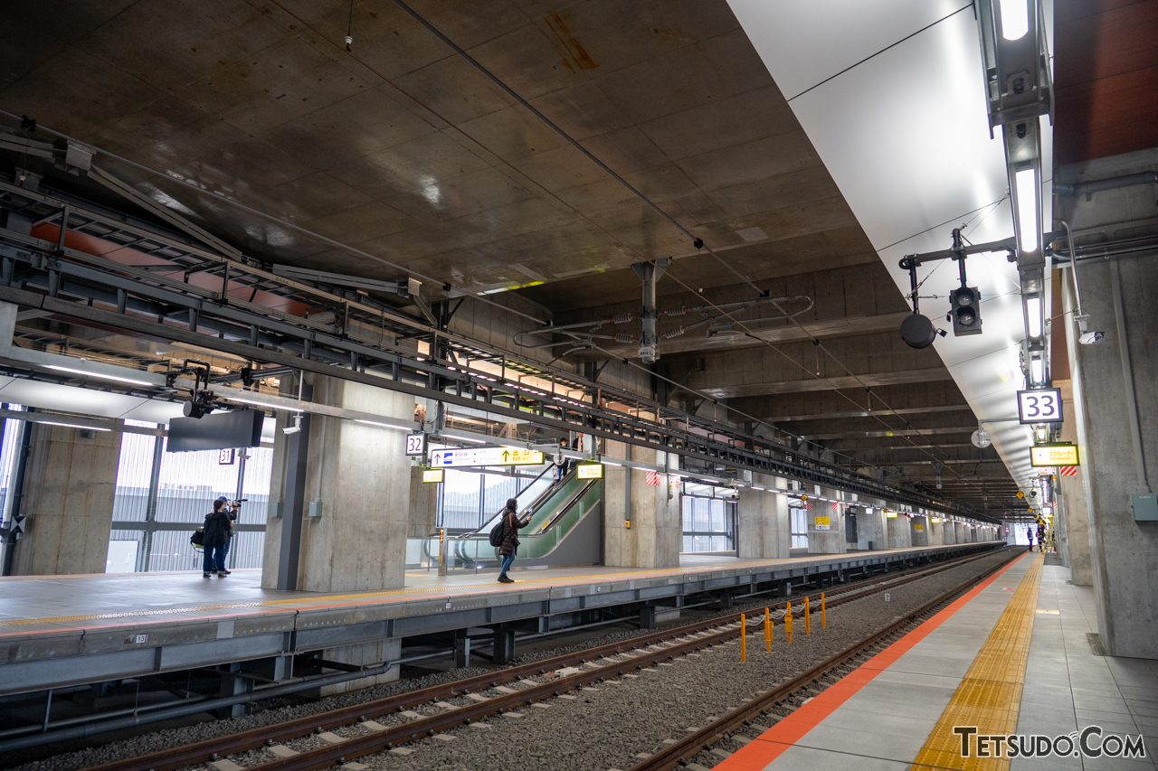 敦賀駅に新設された在来線特急用ホーム。新幹線駅舎の1階に設置されました