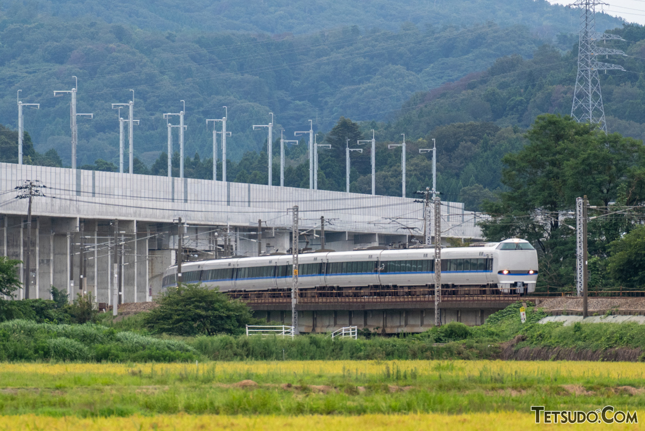 建設中の北陸新幹線（奥）と、北陸本線を走る特急「サンダーバード」（手前）