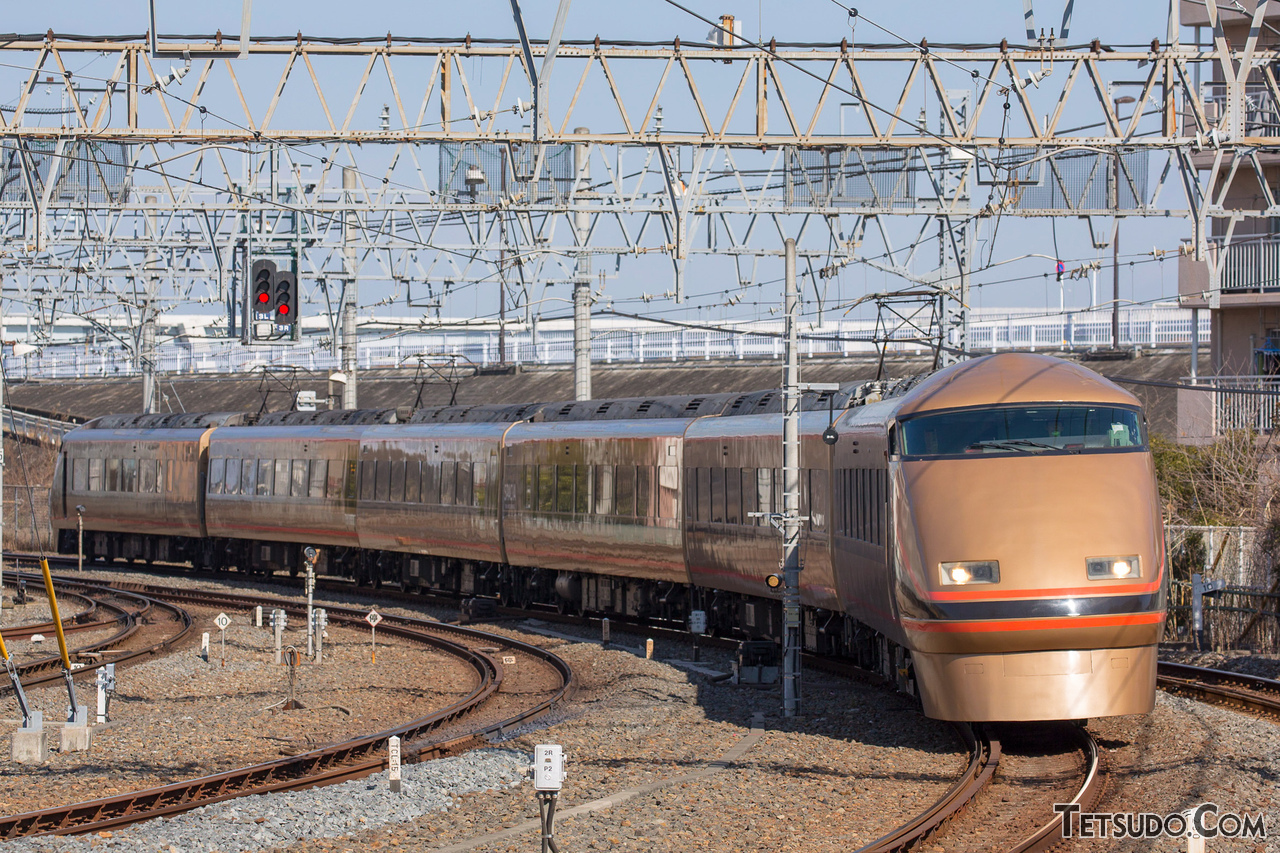 東武鉄道100系「スペーシア」のうち2本は、金色の「日光詣」となっています