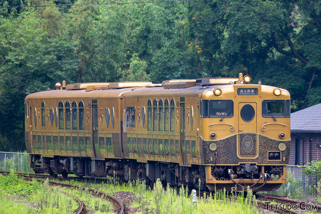 JR九州の「或る列車」。九州鉄道の客車をモチーフとした模型が元ネタですが、当の九州鉄道の客車は、外観は金色ではなかったようです