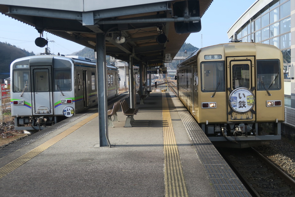 井原鉄道の「アート列車」（右）（ツルツルさんの鉄道コム投稿写真）