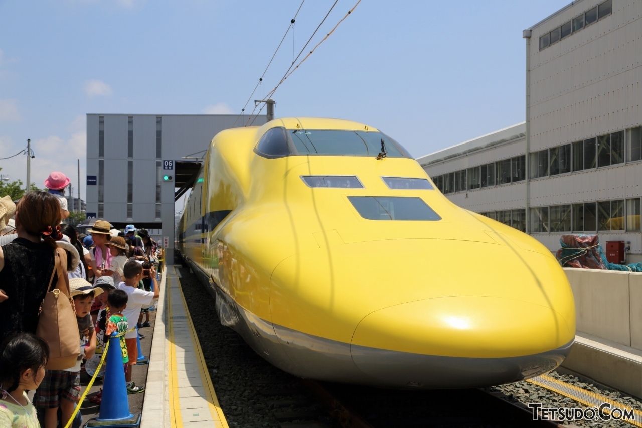 東海道・山陽新幹線を走る「ドクターイエロー」。JR東海所有のT4編成は、2025年1月に引退することが発表されています