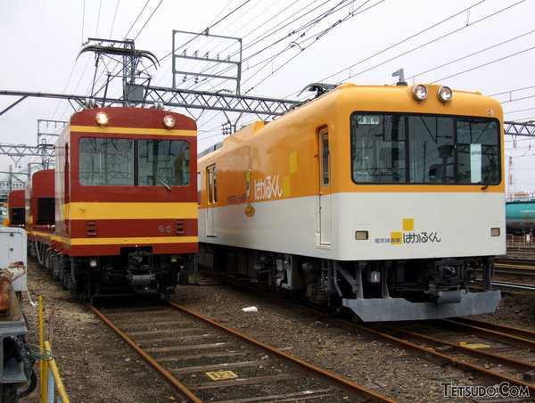 近鉄の検測車「はかるくん」（右）（iwafunemoriさんの鉄道コム投稿写真）