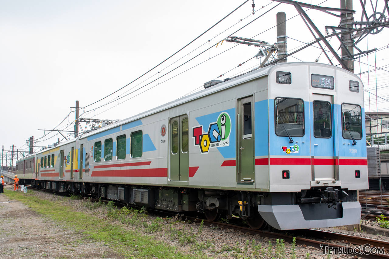 東急電鉄の7500系「TOQ i」。検測作業のほか、画像のように車両をけん引する作業にも使われています