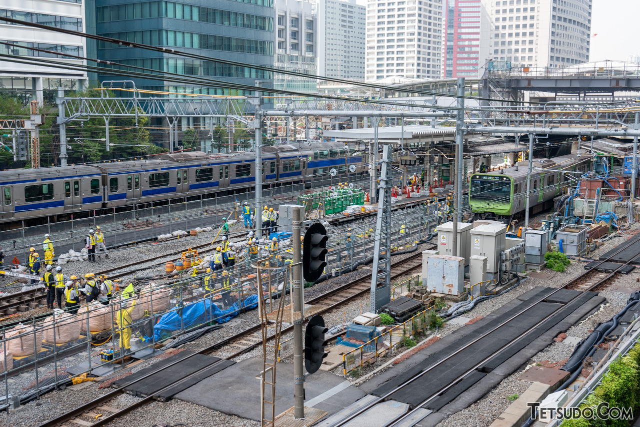 上野東京ライン（左）や山手線内回り（右）が走る中で進められた工事