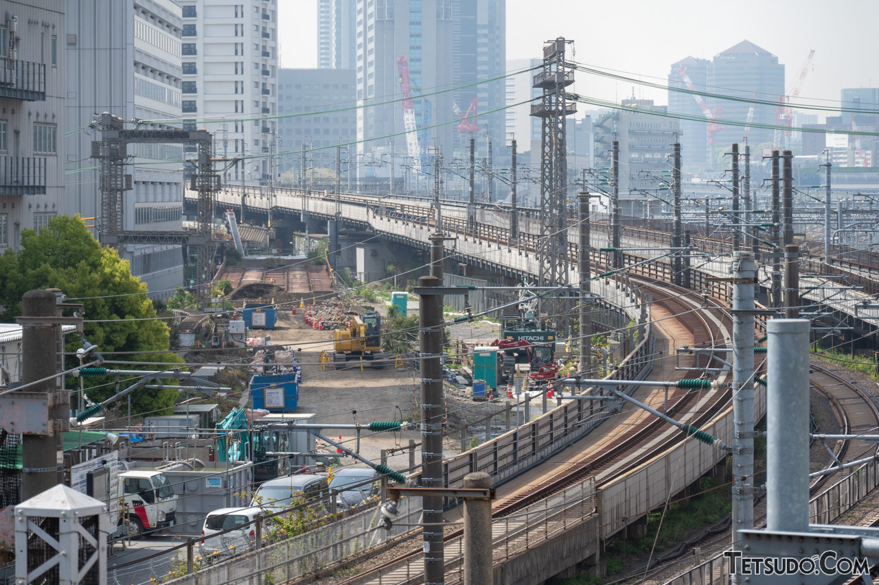 左奥に、線路がはがされた大汐線の高架橋が確認できます