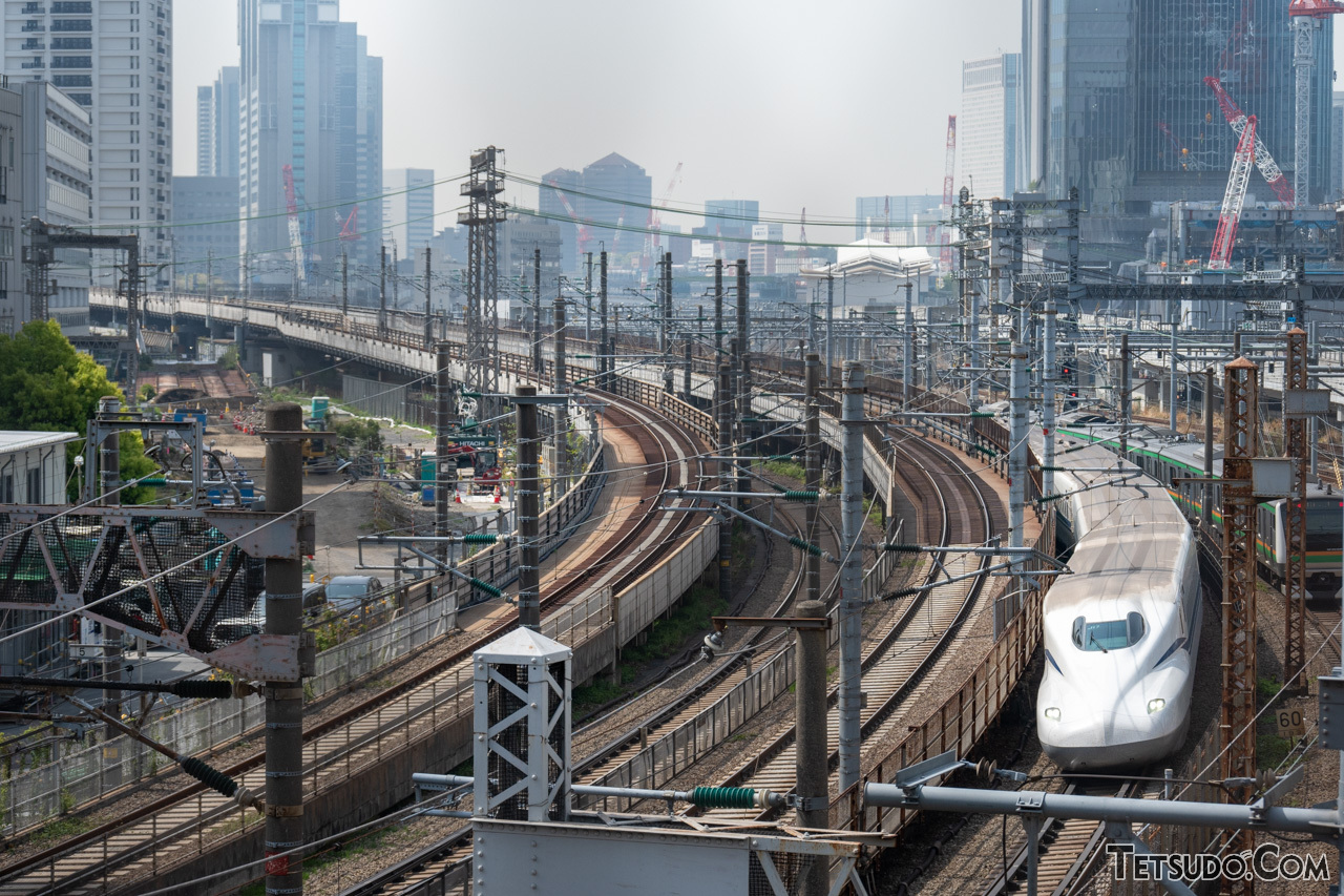 ここから先、大汐線は、東海道新幹線の回送線と並走し、東京貨物ターミナル駅へと向かいます