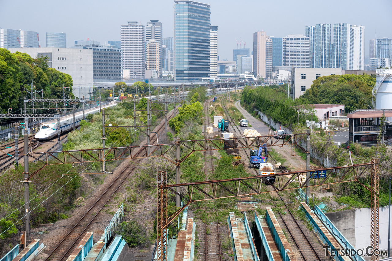 東京貨物ターミナル駅の北側、大汐線と首都高速湾岸線が交差する高架橋付近