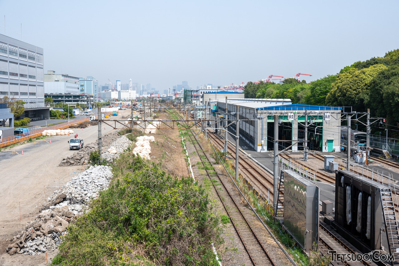 右がりんかい線の車両基地。羽田空港アクセス線は、左側の空き地に整備される予定です