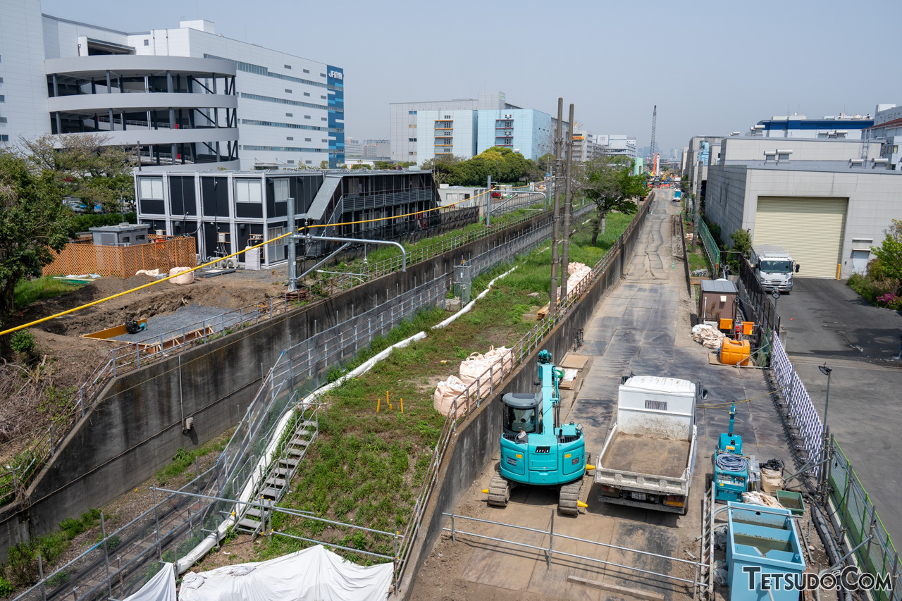 東京貨物ターミナル駅の南、トンネルに入る直前の東海道貨物線を、南から北向きに撮影。左が貨物列車が走る線路です