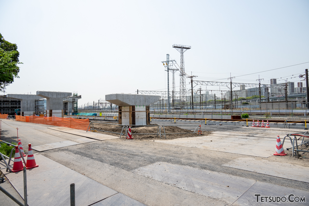 羽田空港アクセス線の高架化取り止めに対応し、道路用の高架橋が建設中