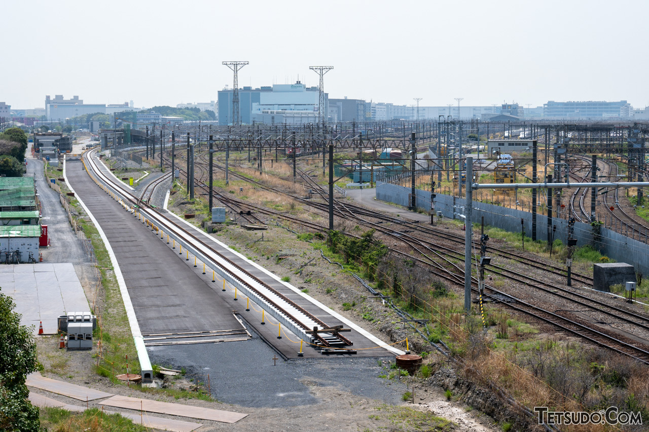 湾岸線と交差した先では、真新しい線路が敷設されています